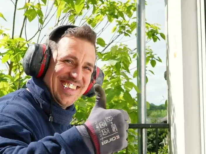 Slimane d'IsoLaire, souriant sur un chantier participatif